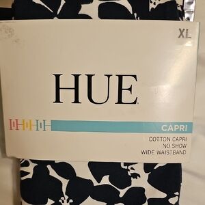 HUE Black and White Floral Capri Leggings